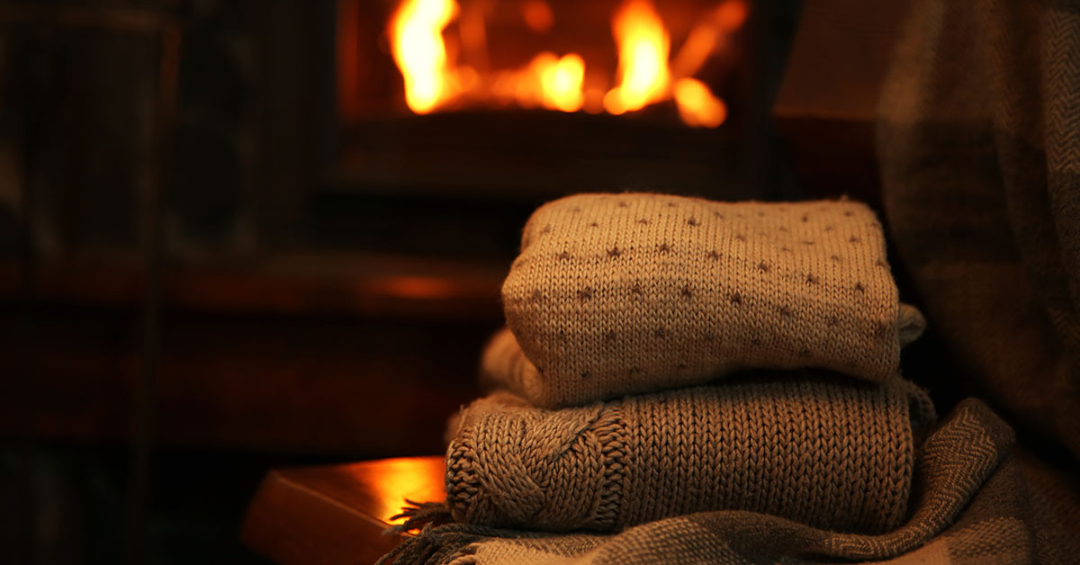 Wełniane swetry z kominkiem w tle bezpiecznie wyprane w Spiro gel perfect wool & silk firmy Clovin